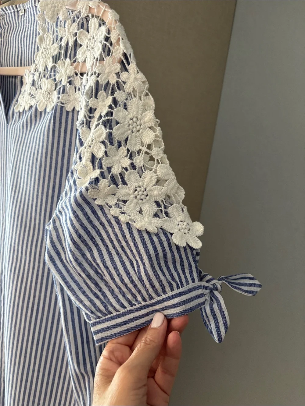 Striped Blue and White Crochet lace  Yoke Women's Top size XL - Picture 4 of 6